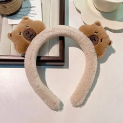 Ultra cute in all its simplicity, the Capybara Heads Plush Headband is an adorable accessory that adds a playful and cute touch to any outfit! This charming headband features soft, plush capybara heads in a classic kawaii style, perfect for those who love embracing their inner cuteness.