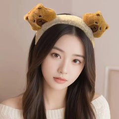 Ultra cute in all its simplicity, the Capybara Heads Plush Headband is an adorable accessory that adds a playful and cute touch to any outfit! This charming headband features soft, plush capybara heads in a classic kawaii style, perfect for those who love embracing their inner cuteness.