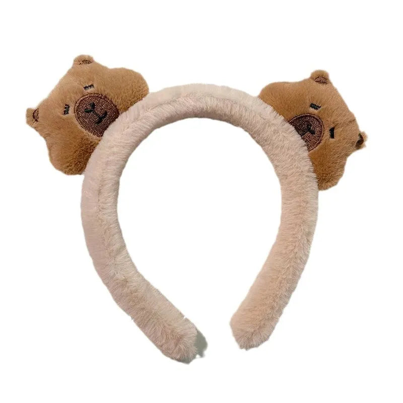 Ultra cute in all its simplicity, the Capybara Heads Plush Headband is an adorable accessory that adds a playful and cute touch to any outfit! This charming headband features soft, plush capybara heads in a classic kawaii style, perfect for those who love embracing their inner cuteness.