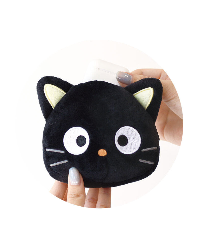 The Cute Chococat merchandise you’ve waited for is here! This charming plush pouch combines style and function with its convenient loop clasp, making it easy to clip onto bags, backpacks, or keys. Designed to hold small items like earphones and everyday essentials, it’s the perfect mix of practicality and Sanrio cuteness for fans on the go.