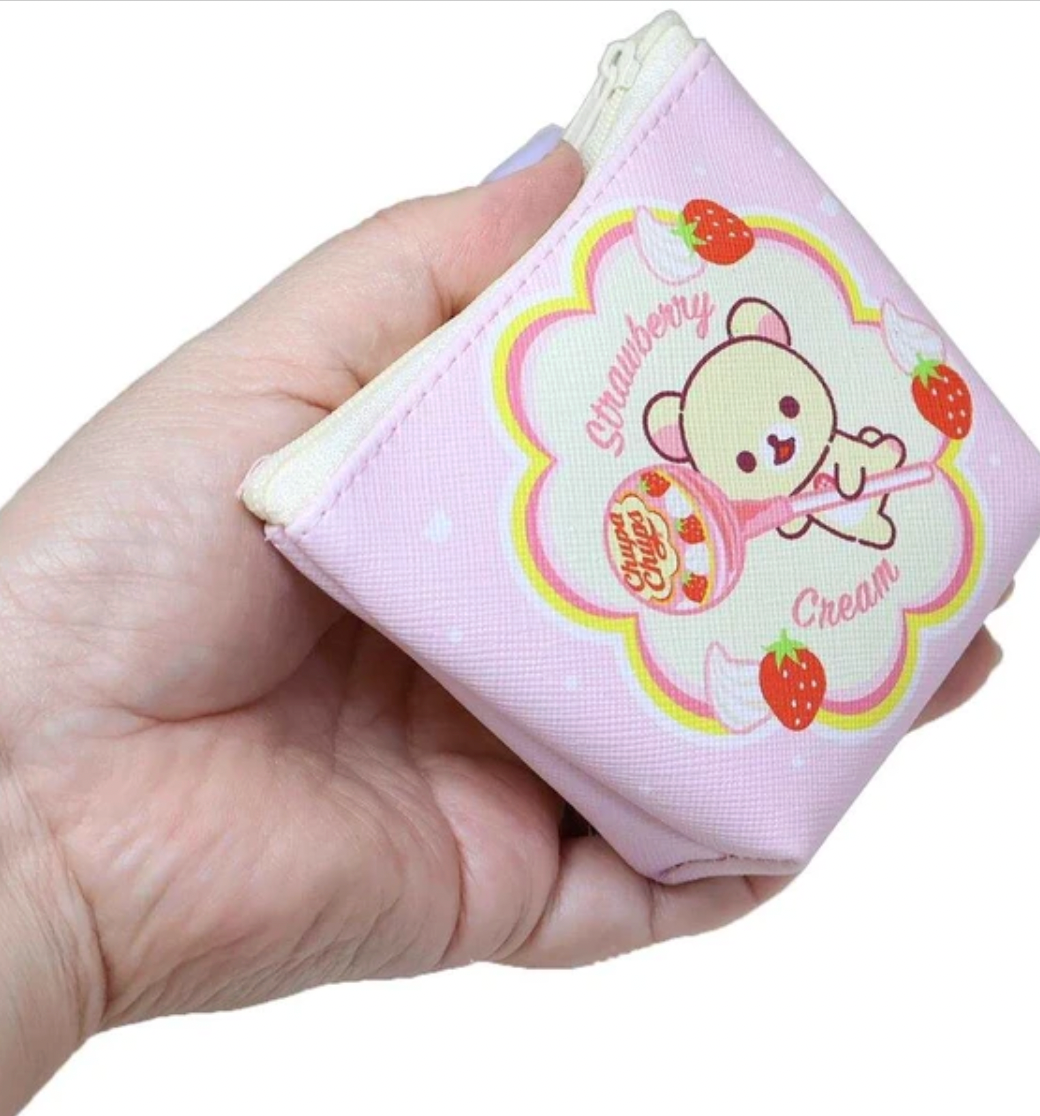 Sweeten up your everyday essentials with the Chupa Chups x Korilakkuma Pink Strawberry Cream Mini Pouch! This adorable collaboration combines Korilakkuma’s soft, lovable charm with a deliciously retro strawberry cream candy theme. Compact and easy to carry, it’s perfect for storing coins, earbuds, lip balm, small cosmetics, or other tiny treasures. The playful pink design makes it an irresistible accessory for your purse, backpack, or stationery collection.