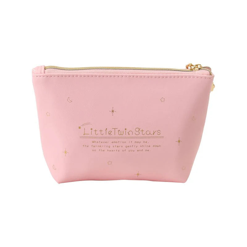 This amazing zip purse features our favorite Sanrio duo in a sweet theme; the inseparable two are shown in various expressions inside lovely ornate frames, and printed in a gold ink. The Forever Memories Little Twin Stars Zip Purse comes with a coordinating gold charm on the zipper, and is adorned with three perfectly sweet and perfectly placed bows for a pop of color and charm.

This coin purse gives an effortless style, a mix of nostalgia with an air of casual class. 
