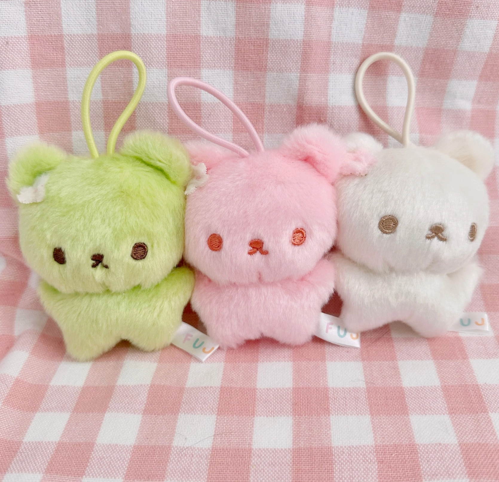 The Fujibee Mochi Bears Keychain Set of 3 features three precious and irresistible designs. This set includes Strawberry, Vanilla, and Matcha bears, each containing a small magnet that connects them when brought together.