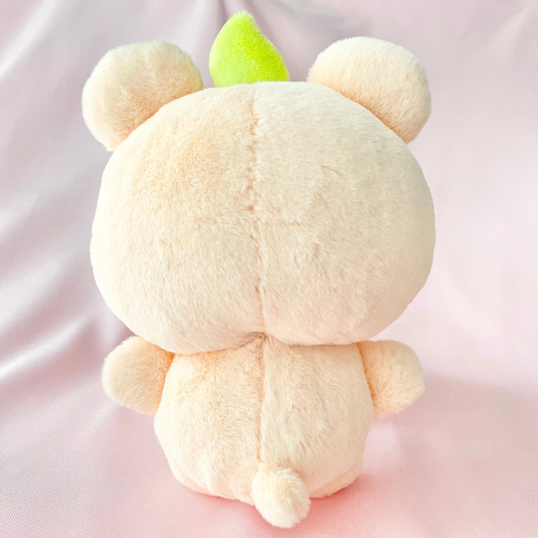 Meet the Fujibee Peach Bear Boutique Plushie, a special boutique quality stuffed animal and a lovely friend with a love for life's simple pleasures.&nbsp;

Fujibee’s simple but pleasant design fulfills all your kawaii needs, with its understated cuteness and chic shape. Comes in several colors for a truly collectible experience!