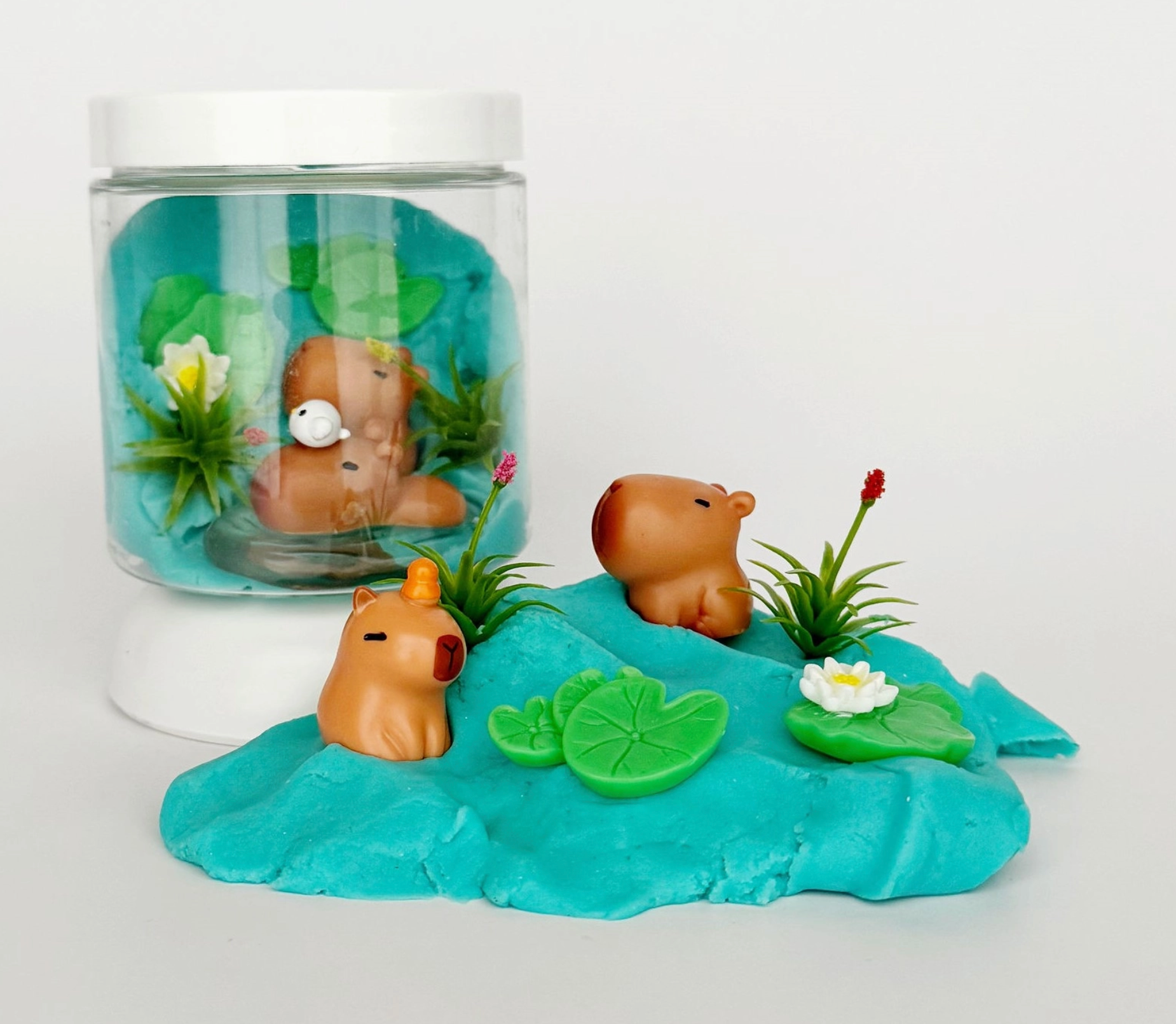 Dip into an a-dough-rable pond with the Capybara Mini Dough-To-Go Play Kit! Blue Hawaiian Scented! Our sensory play kits are designed to inspire imagination and promote open-ended sensory play.