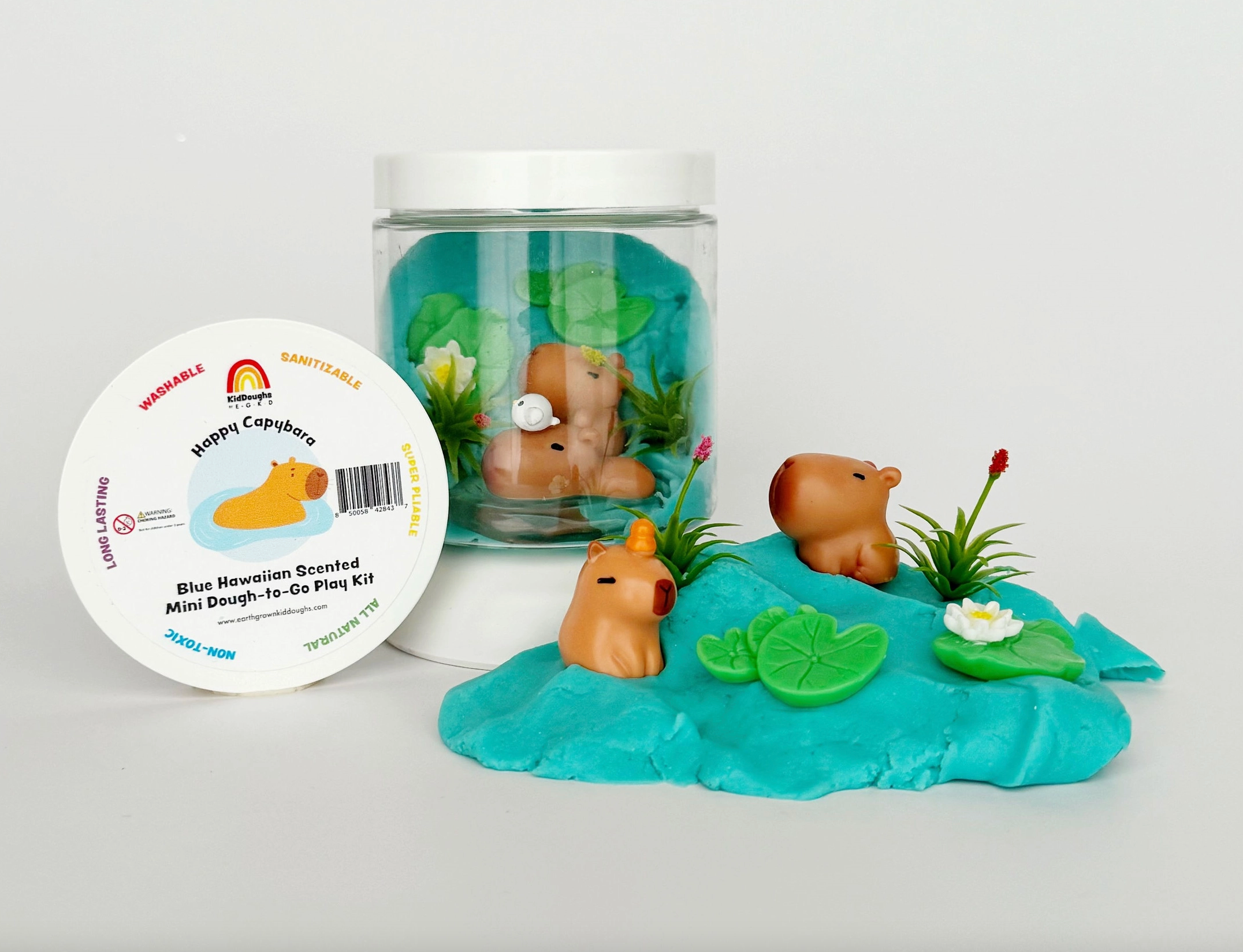 Dip into an a-dough-rable pond with the Capybara Mini Dough-To-Go Play Kit! Blue Hawaiian Scented! Our sensory play kits are designed to inspire imagination and promote open-ended sensory play.