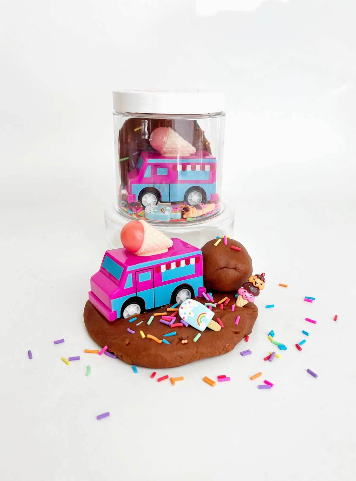 We all scream for ice cream fun with this a-dough-rable portable mini-dough play kit! Chocolate scented! Our sensory play kits are designed to inspire imagination and promote open-ended sensory play.