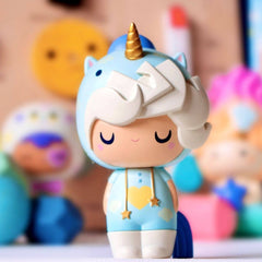 Little Starlight Girl is all set to dazzle her fans in the latest celestial-themed outfit of the season. With her radiant golden details, she shines like a star in the sky. The Momiji Little Starlight Girl Unicorn Vinyl Figurine Doll is a must-have for anyone who believes in making their dreams come true!