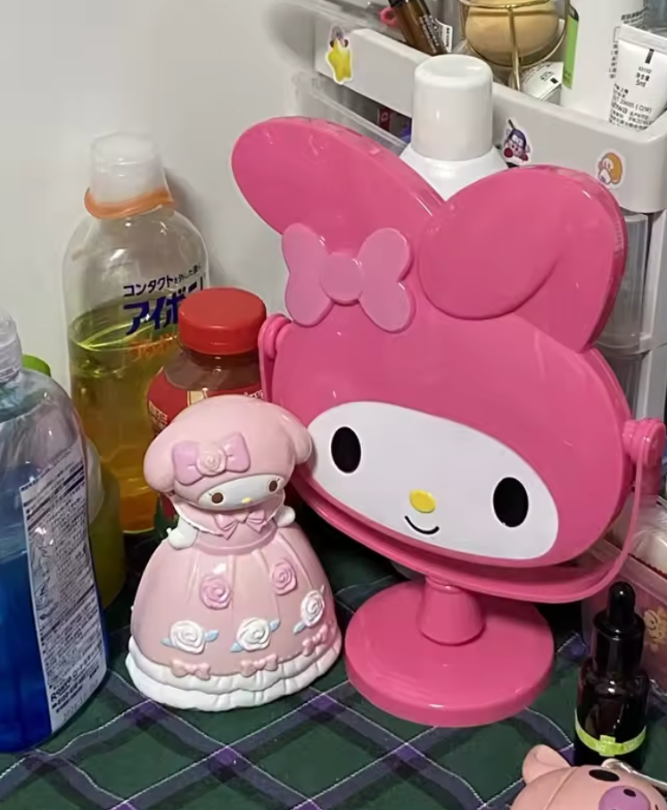 This My Melody Rotating Vanity Mirror, features the beloved Sanrio character, in a perfect blend of cute and functional, making your beauty routine even more delightful. Adorned with My Melody’s iconic ears and bow, this mirror adds a cute flair to your space.