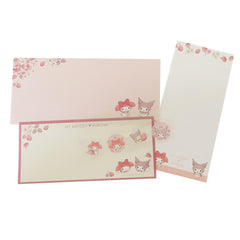 This classic Sanrio letter set combines adorable design with thoughtful functionality. With notepaper suited for both vertical and horizontal writing, it offers flexibility for different styles of notes and letters. Complete with envelopes and matching stickers, it’s perfect for sending heartfelt messages or adding a cute touch to your stationery collection.