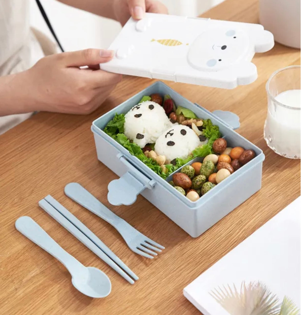 This Polar Bear Bento Box Lunch Set which is cutely designed, features a sturdy and spacious compartment for organizing your meals. Perfect for bringing your lunch to school, work, or picnics, it ensures your food stays fresh and neatly packed.