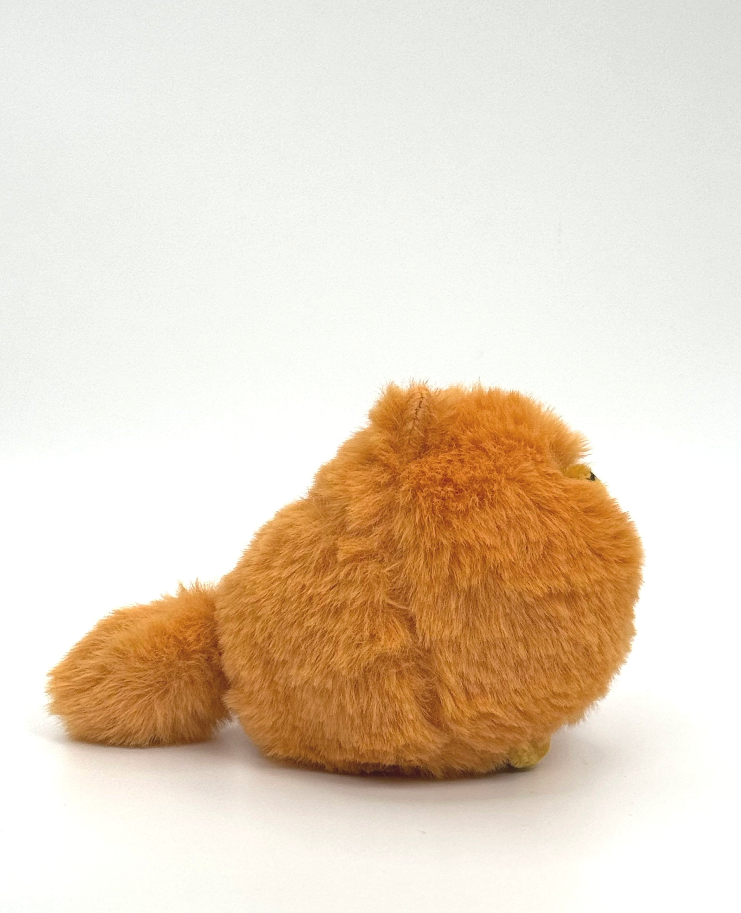 Pomeranian Tail Shaker Plushies, adorable and hilarious! These fluffy companions wiggle their behinds when their tails are pulled, providing a very adorable but also very grounding sensory experience.  Crafted with soft, plush materials, they're perfect for cuddling or amusing when the day just downright calls for it. Pomeranian Tail Shaker Plushies are inspired by that happy dog that is just over-the-top ecstatic to see you. Imagine this as a thoughtful and fun gift for a dog lover.