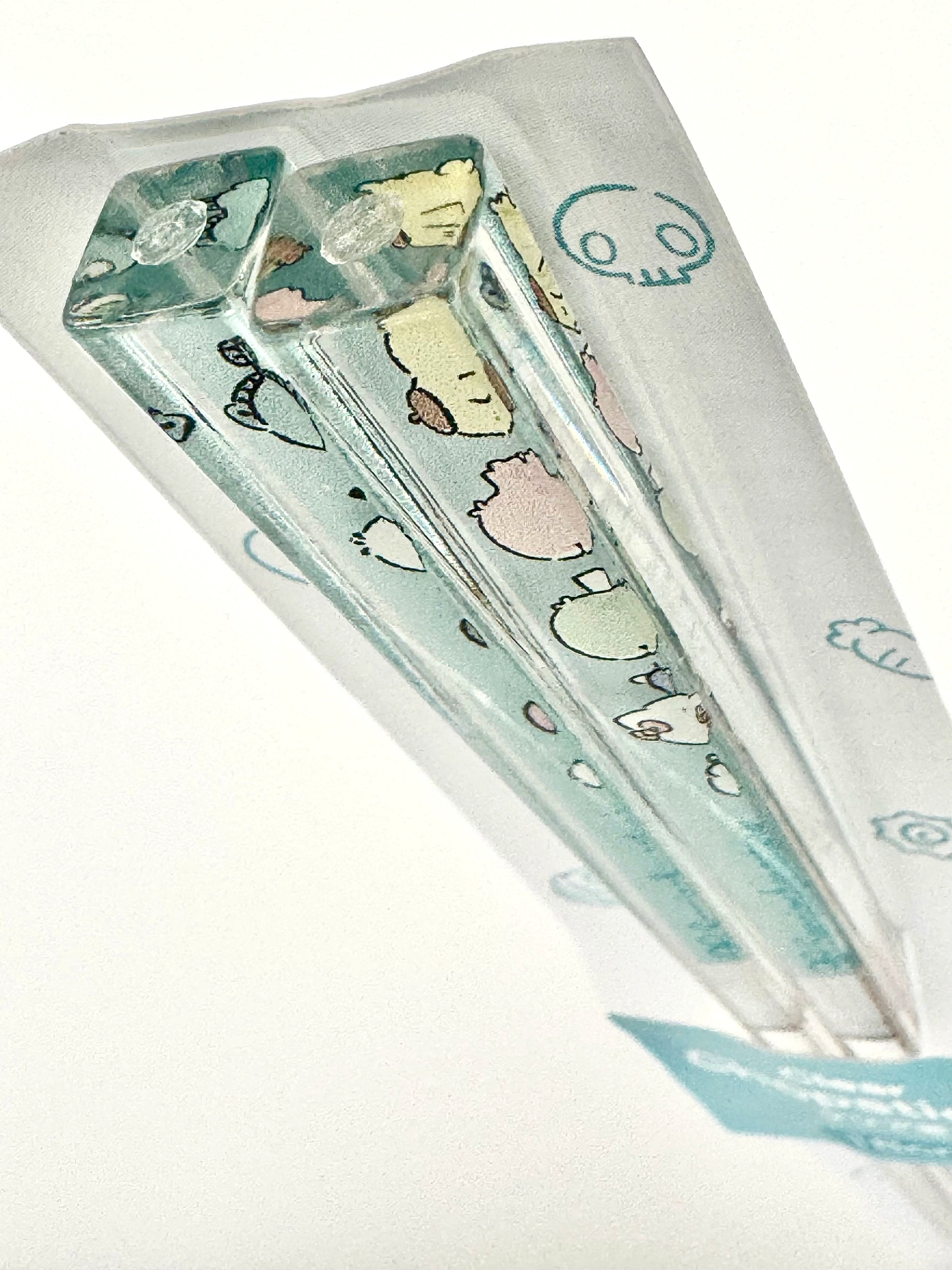 These Sanrio Characters Clear Design Chopsticks are fabulously fun whether used in a home setting or in a lunch box to give school days some much needed excitement! The chopsticks showcase the beloved Sanrio characters in a clear and transparent design, giving each cute lil dude an extra dimension as you enjoy your meal!