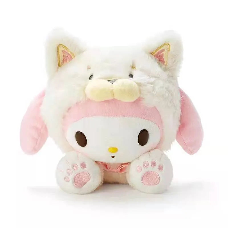 This plushie reimagines My Melody as an endearing white husky with floppy ears and a bushy tail. Designed with a flat, elongated body that makes it ideal for laying down and relaxing.