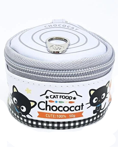 This unique pouch is designed to resemble a real cat food can, making it both fun and eye-catching. The lid opens just like the real thing, adding an interactive element while providing handy storage for small items. Compact and portable, it easily attaches to your bag with the included ball chain for on-the-go convenience. Perfect for everyday use or as a gift, it’s a must-have for any Chococat fan or Sanrio collector.