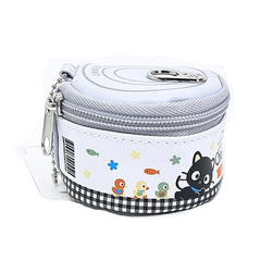 This unique pouch is designed to resemble a real cat food can, making it both fun and eye-catching. The lid opens just like the real thing, adding an interactive element while providing handy storage for small items. Compact and portable, it easily attaches to your bag with the included ball chain for on-the-go convenience. Perfect for everyday use or as a gift, it’s a must-have for any Chococat fan or Sanrio collector.