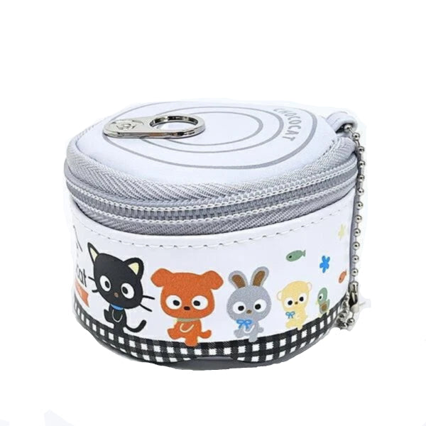This unique pouch is designed to resemble a real cat food can, making it both fun and eye-catching. The lid opens just like the real thing, adding an interactive element while providing handy storage for small items. Compact and portable, it easily attaches to your bag with the included ball chain for on-the-go convenience. Perfect for everyday use or as a gift, it’s a must-have for any Chococat fan or Sanrio collector.