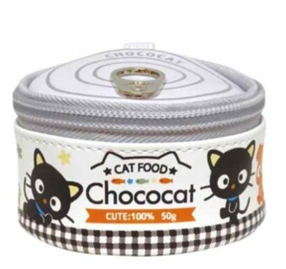 This unique pouch is designed to resemble a real cat food can, making it both fun and eye-catching. The lid opens just like the real thing, adding an interactive element while providing handy storage for small items. Compact and portable, it easily attaches to your bag with the included ball chain for on-the-go convenience. Perfect for everyday use or as a gift, it’s a must-have for any Chococat fan or Sanrio collector.