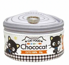 This unique pouch is designed to resemble a real cat food can, making it both fun and eye-catching. The lid opens just like the real thing, adding an interactive element while providing handy storage for small items. Compact and portable, it easily attaches to your bag with the included ball chain for on-the-go convenience. Perfect for everyday use or as a gift, it’s a must-have for any Chococat fan or Sanrio collector.