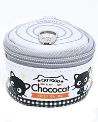 This unique pouch is designed to resemble a real cat food can, making it both fun and eye-catching. The lid opens just like the real thing, adding an interactive element while providing handy storage for small items. Compact and portable, it easily attaches to your bag with the included ball chain for on-the-go convenience. Perfect for everyday use or as a gift, it’s a must-have for any Chococat fan or Sanrio collector.
